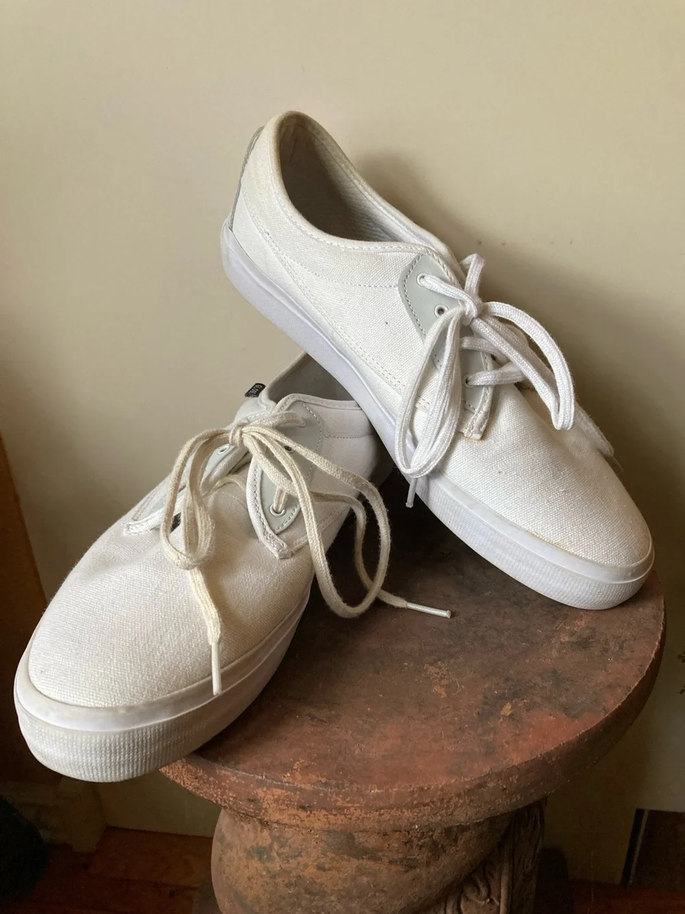 Men’s Globe Size 11.5 Moonshine white canvas sneakers/ skateboard shoes